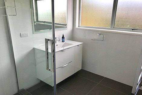 Photo of property in 1/1 Kaihu Street, Northcote, Auckland, 0627