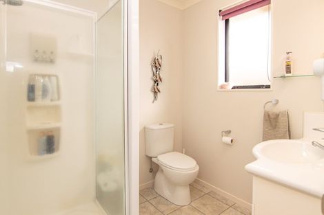 Photo of property in 11 Boston Parade, Kelvin Grove, Palmerston North, 4414