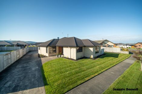 Photo of property in 8 Medallion Court, Kelvin Grove, Palmerston North, 4414