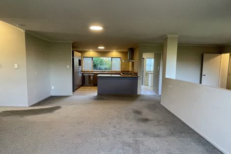 Photo of property in 14 Springtide Place, Red Beach, 0932