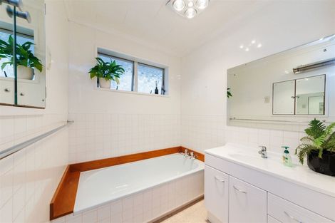 Photo of property in 20 Westhaven Grove, Takaro, Palmerston North, 4412