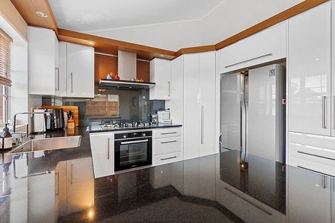 Photo of property in 35 Heta Road, Highlands Park, New Plymouth, 4312