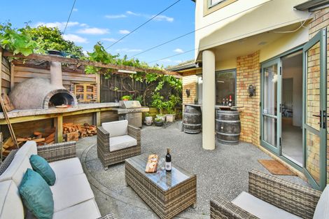 Photo of property in 2/11 The Rosebowl, Sunnyhills, Auckland, 2010