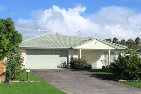 Photo of property in 8 Esther Place, Red Beach, 0932