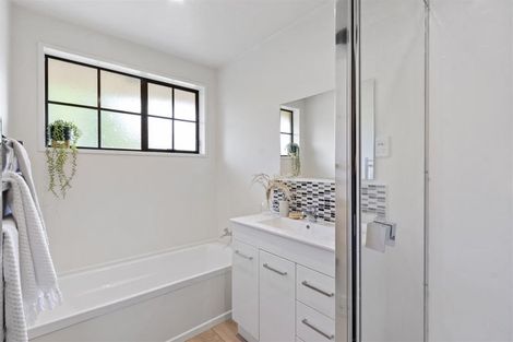 Photo of property in 27 Camberwell Place, Avonhead, Christchurch, 8042