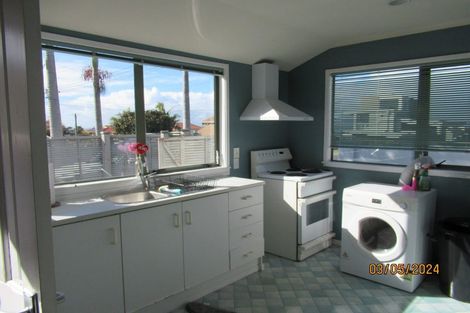 Photo of property in 53 Knights Road, Rothesay Bay, Auckland, 0630