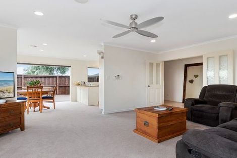 Photo of property in 320 Grenada Street, Papamoa Beach, Papamoa, 3118