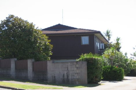 Photo of property in 2/20 Castor Bay Road, Castor Bay, Auckland, 0620