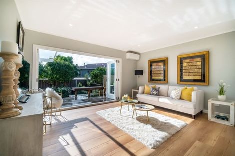 Photo of property in 3/318 Beach Road, Campbells Bay, Auckland, 0630