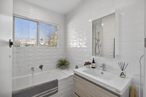 Photo of property in 21 Heaphy Street, Westown, New Plymouth, 4310