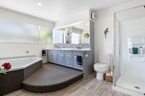 Photo of property in 15 Waiwera Place, Waiwera, Orewa, 0994