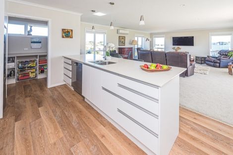 Photo of property in 37 Golf Vue Place, Castlecliff, Whanganui, 4501