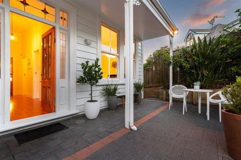 Photo of property in 17b Rodney Road, Northcote Point, Auckland, 0627