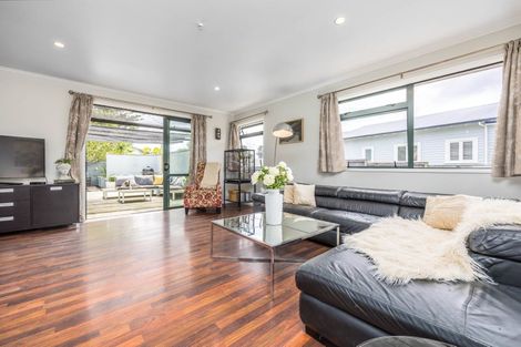 Photo of property in 17 Ashcroft Avenue, Mangere Bridge, Auckland, 2022