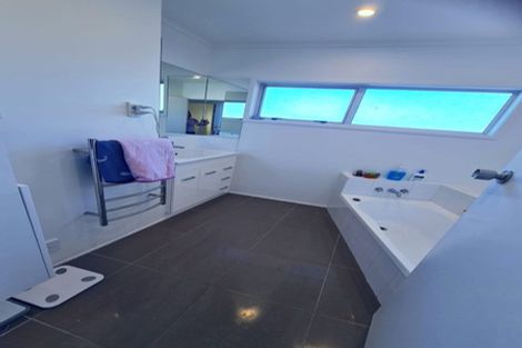 Photo of property in 2/42 Knightsbridge Drive, Forrest Hill, Auckland, 0620