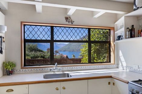 Photo of property in 10 Moss Lane, Sunshine Bay, Queenstown, 9300