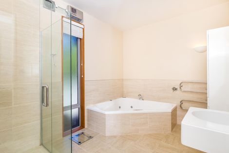 Photo of property in 5 Cameron Drive, Acacia Bay, Taupo, 3385