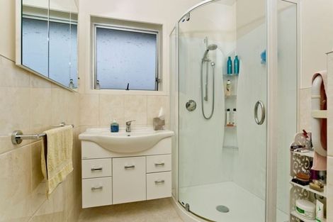 Photo of property in 2/82 Pupuke Road, Hillcrest, Auckland, 0627