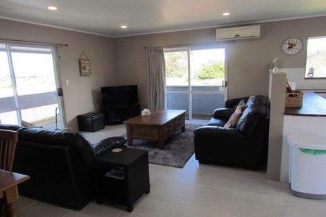 Photo of property in 128 Athenree Road, Athenree, Katikati, 3177