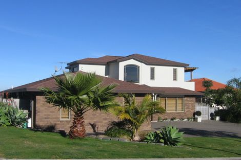 Photo of property in 3 Canonbie Place, East Tamaki Heights, Auckland, 2016