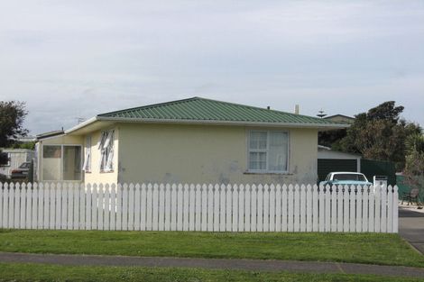 Photo of property in 2 Kotuku Street, Castlecliff, Whanganui, 4501