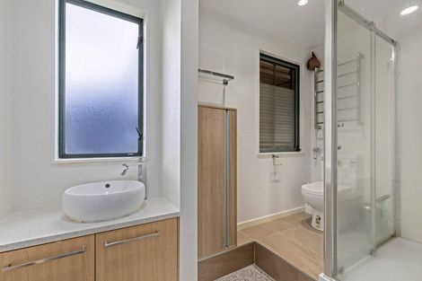 Photo of property in 1/208 East Coast Road, Forrest Hill, Auckland, 0620