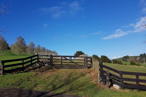 Photo of property in 17 Tamahunga Drive, Matakana, 0985