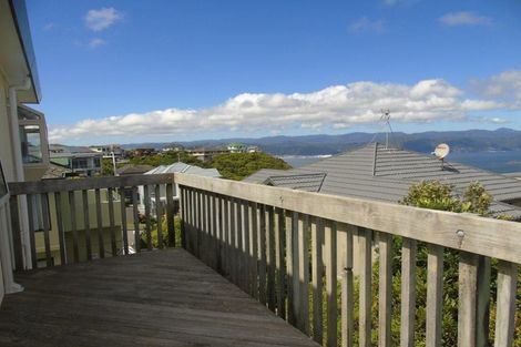 Photo of property in 52 Dress Circle, Newlands, Wellington, 6037