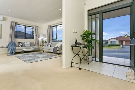 Photo of property in 1 Black Teal Close, Unsworth Heights, Auckland, 0632