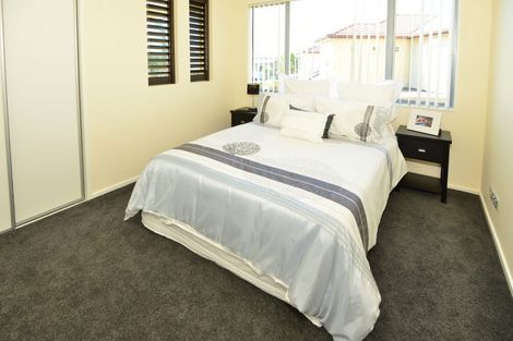 Photo of property in 10 Lupetti Rise, West Harbour, Auckland, 0618