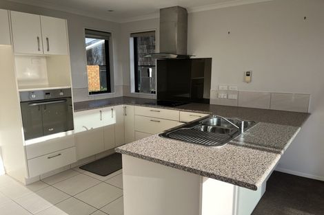 Photo of property in 20 Roberts Road, Matakatia, Whangaparaoa, 0930