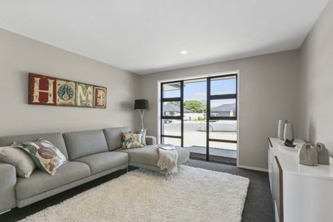 Photo of property in 16 Dumas Place, Rosehill, Papakura, 2113