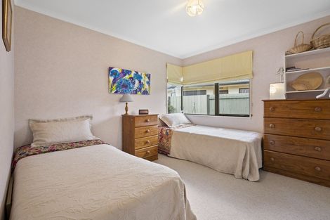 Photo of property in 17 Greenwood Place, Fitzherbert, Palmerston North, 4410
