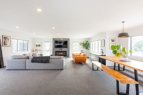 Photo of property in 103 Cashmere Drive, Fitzherbert, Palmerston North, 4410