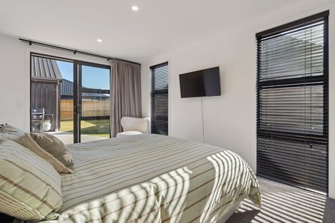Photo of property in 40 Shelduck Road, Jacks Point, 9371
