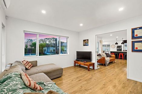 Photo of property in 11 Dida Park Drive, Kumeu, 0810
