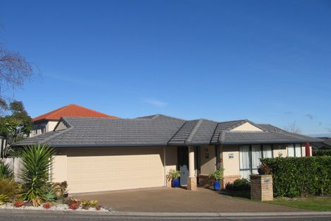 Photo of property in 1 Canonbie Place, East Tamaki Heights, Auckland, 2016