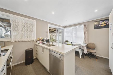 Photo of property in 4 Grande Vue Road, Papatoetoe, Auckland, 2025