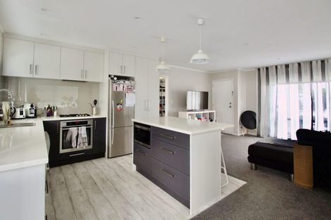 Photo of property in 2a Taipari Road, Te Atatu Peninsula, Auckland, 0610