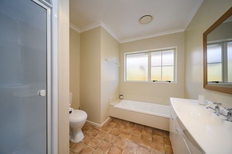 Photo of property in 5 Sycamore Crescent, Fitzherbert, Palmerston North, 4410