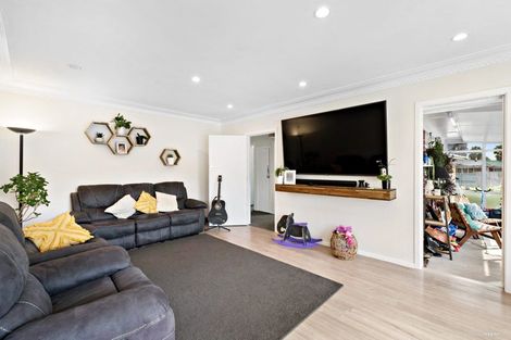 Photo of property in 16 Campbell Place, Papakura, 2110