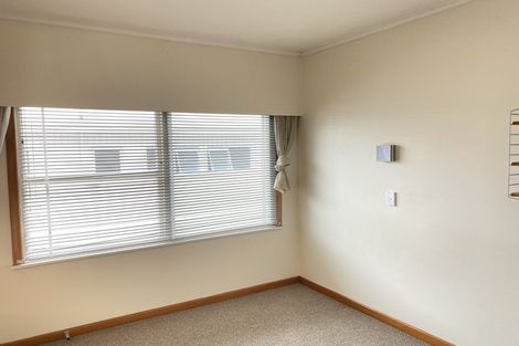 Photo of property in 193 Glenfield Road, Hillcrest, Auckland, 0627