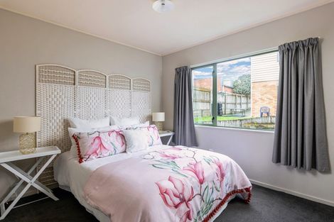 Photo of property in 1/12 Kelkirk Street, Kelston, Auckland, 0602