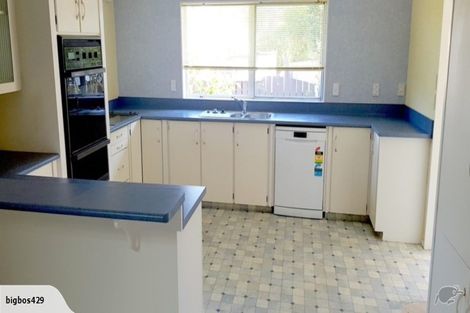 Photo of property in 17 Awanui Drive, Waikanae, 5036