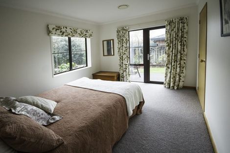 Photo of property in 10 Kinross Drive, Merrilands, New Plymouth, 4312