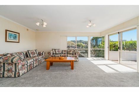 Photo of property in 29 Taupiko Place, Green Bay, Auckland, 0604
