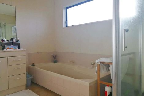 Photo of property in 8a Eske Place, Highland Park, Auckland, 2010