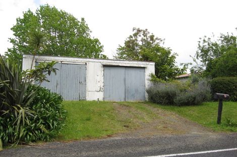 Photo of property in 703 Waitakere Road, Kumeu, 0891