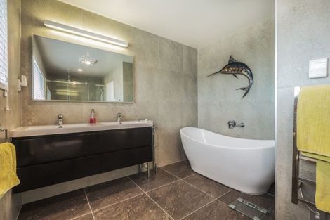 Photo of property in 15 Tawa Place, Orewa, 0931