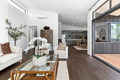 Photo of property in 337 Devonport Road, Tauranga, 3110